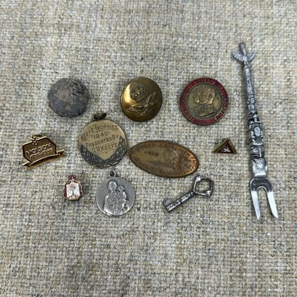 Small lot of antique medals, pins and more - Picture 1 of 3